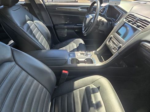 Used 2017 Ford Fusion SE w/ Fusion SE Technology Package image 3