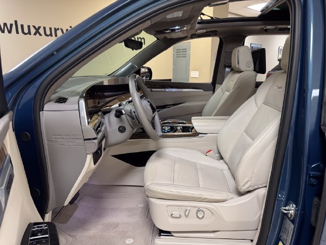Used 2025 Cadillac Escalade Premium Luxury Platinum AWD/4WD image 9