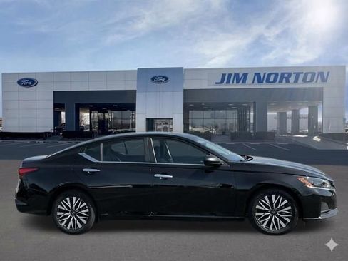 Used 2025 Nissan Altima 2.5 SV FWD image 3