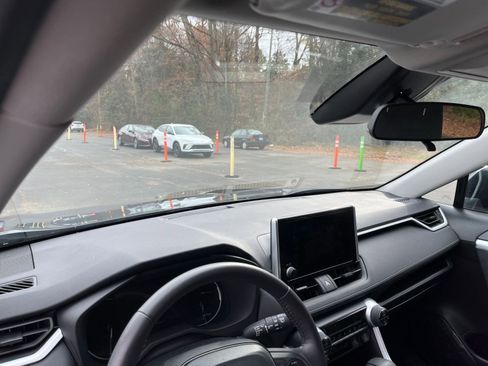 Used 2025 Toyota RAV4 XLE image 33