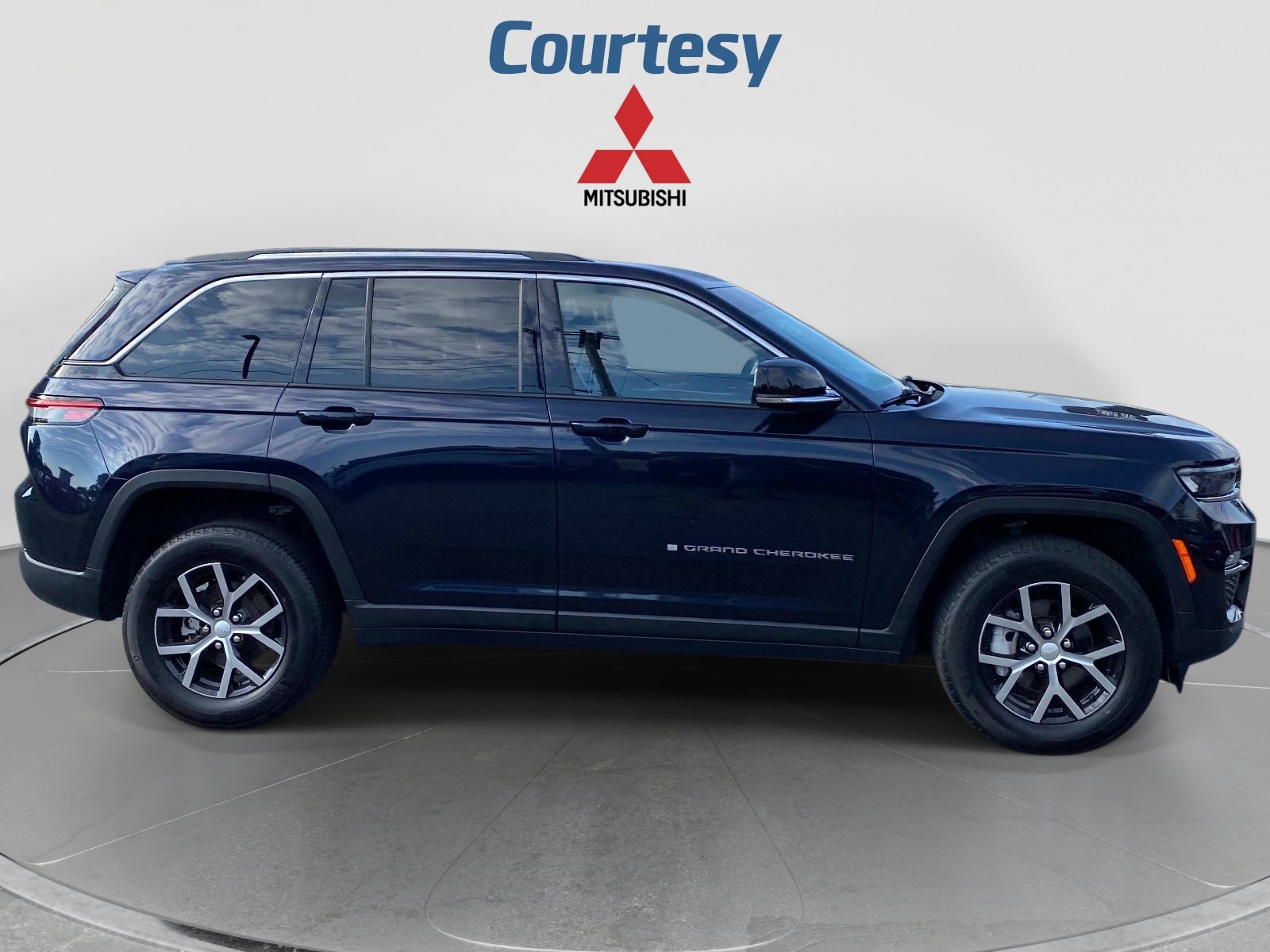 Used 2023 Jeep Grand Cherokee Limited AWD/4WD image 9