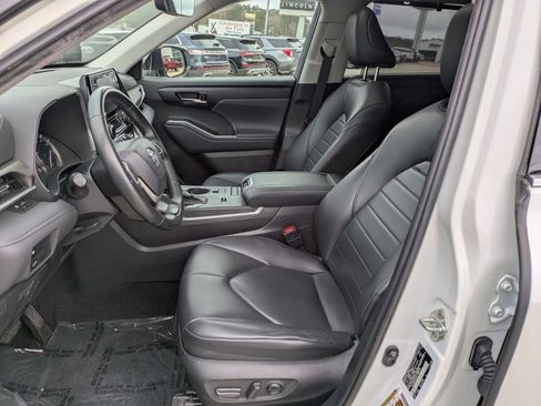 Used 2022 Toyota Highlander XLE image 4