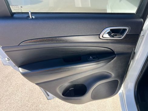 Used 2017 Jeep Grand Cherokee Altitude image 18