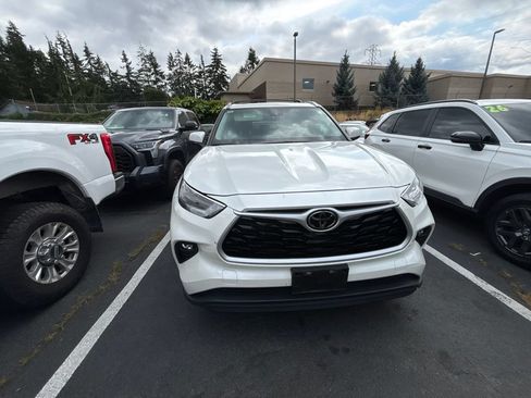 Used 2021 Toyota Highlander XLE AWD/4WD image 2