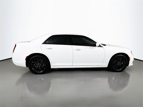 Used 2023 Chrysler 300 Touring L image 10