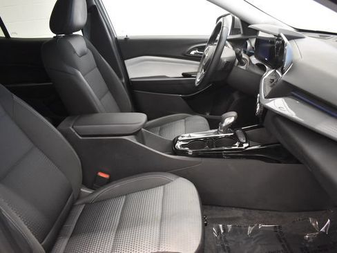 Used 2025 Chevrolet Trax LT w/ LT Convenience Package FWD image 19