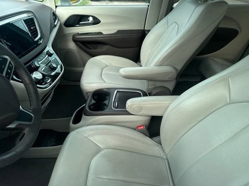 Used 2020 Chrysler Pacifica Touring-L Plus FWD image 13