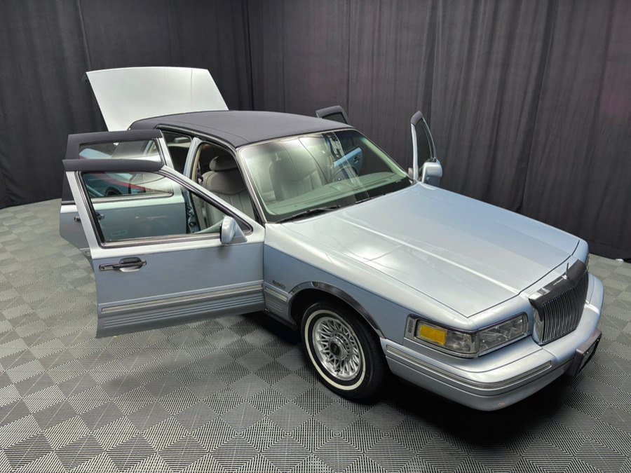 Used 1997 Lincoln Town Car Executive RWD image 23