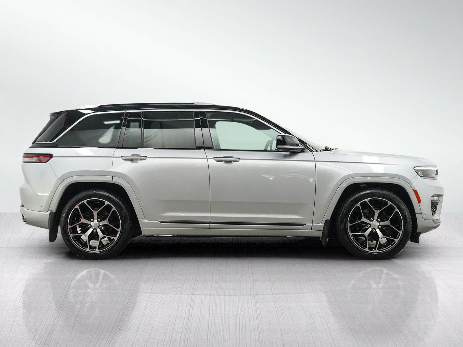 Used 2022 Jeep Grand Cherokee Summit AWD/4WD image 6