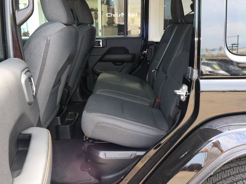 Used 2025 Jeep Wrangler Unlimited Sahara AWD/4WD image 7