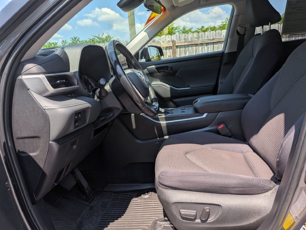 Used 2023 Toyota Highlander LE FWD image 11