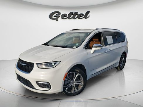 Used 2024 Chrysler Pacifica Pinnacle w/ Trailer Tow Group AWD/4WD image 1