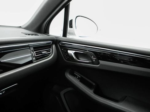 Certified 2025 Porsche Macan AWD/4WD image 26