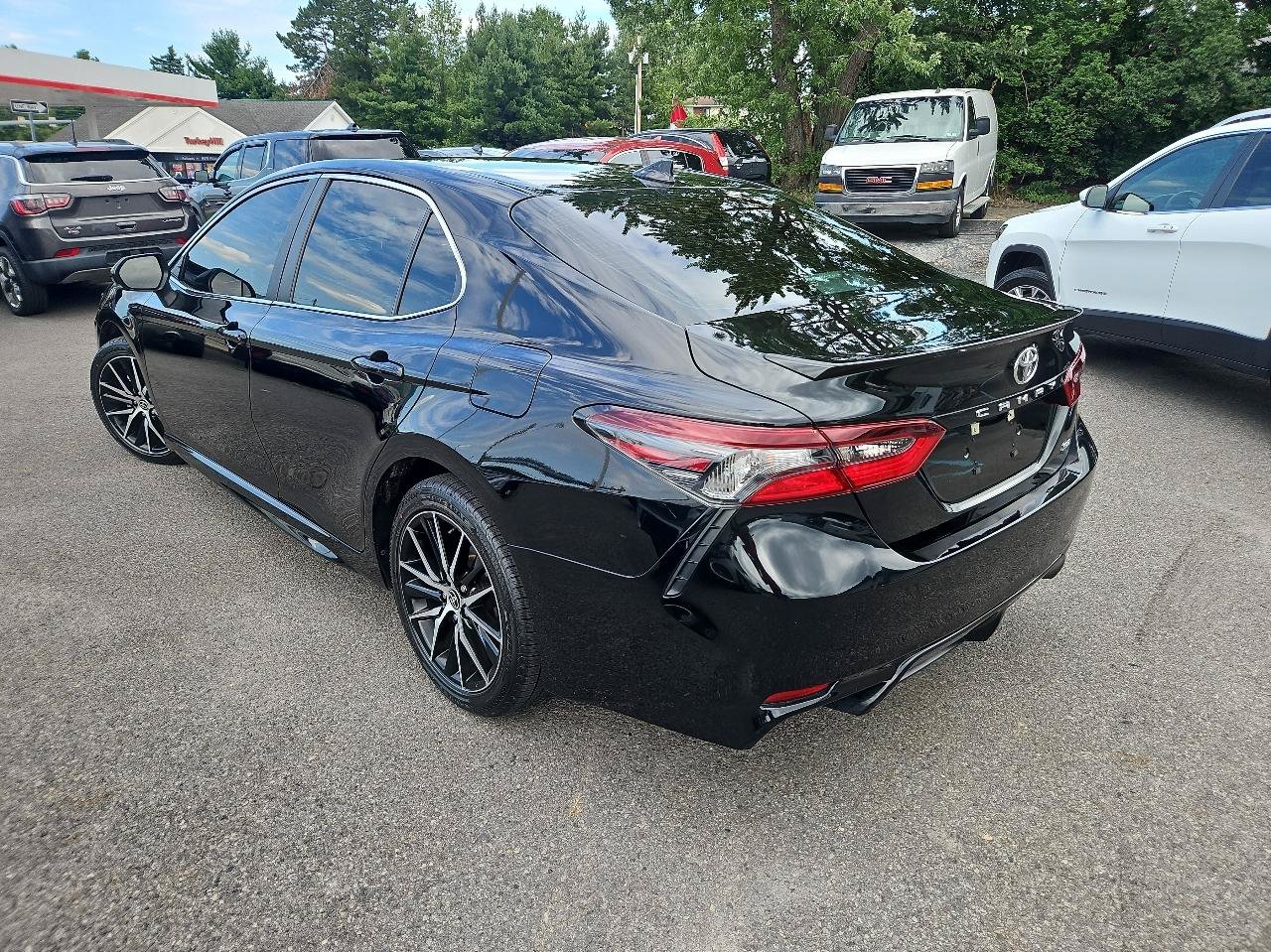 Used 2023 Toyota Camry SE FWD image 5