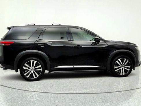Used 2024 Nissan Pathfinder Platinum w/ Black Appearance Package AWD/4WD image 4
