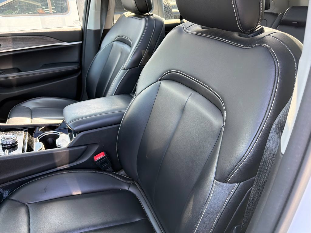 Used 2023 Jeep Grand Cherokee Limited w/ Black Appearance Package AWD/4WD image 6