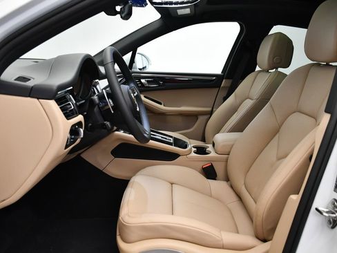 Certified 2025 Porsche Macan Turbo image 5