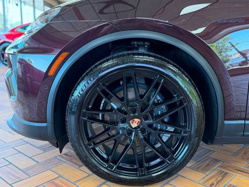 Used 2025 Porsche Macan Electric RWD image 15