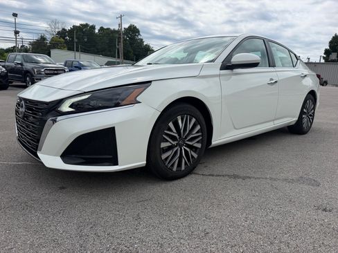 Used 2024 Nissan Altima 2.5 SV w/ SV Premium Package FWD image 9