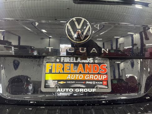 Used 2023 Volkswagen Tiguan SE R-Line image 38