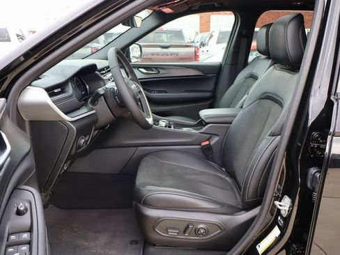 New 2025 Jeep Grand Cherokee Altitude image 9