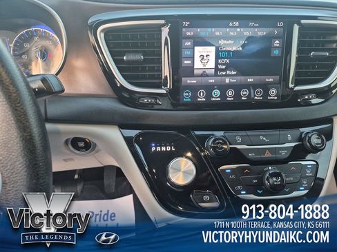 Used 2019 Chrysler Pacifica Touring Plus w/ Tire & Wheel Group FWD image 17