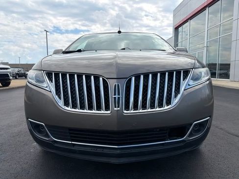 Used 2012 Lincoln MKX FWD image 2
