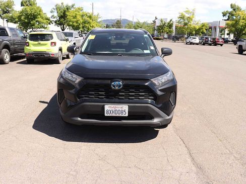 Used 2021 Toyota RAV4 LE AWD/4WD image 2