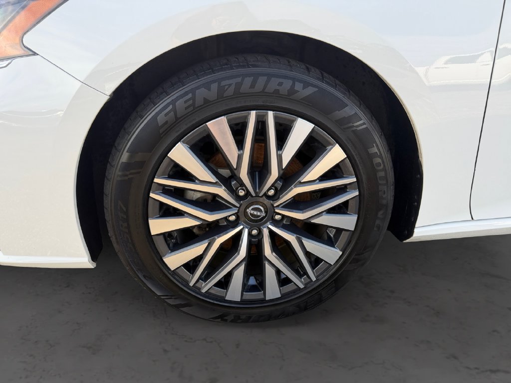 Used 2025 Nissan Altima 2.5 SV FWD image 15