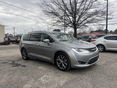 Used 2018 Chrysler Pacifica Limited w/ Advanced Safetytec Group image 4
