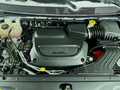 Used 2023 Chrysler Pacifica Touring-L image 38