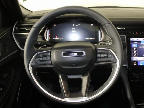 Used 2025 Jeep Grand Cherokee Limited w/ Black Appearance Package image 16