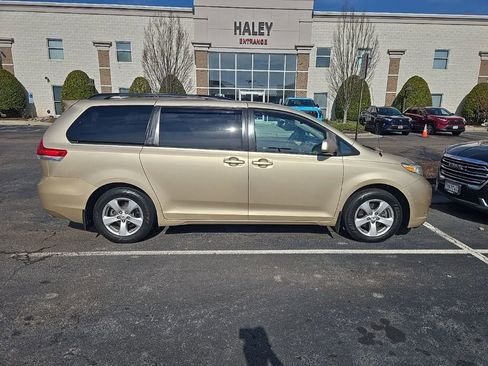 Used 2012 Toyota Sienna LE w/ Towing Pkg image 2