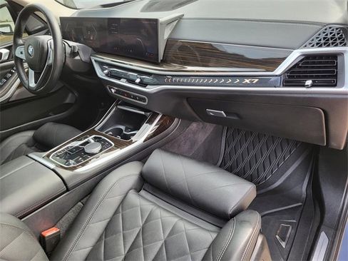 Used 2024 BMW X7 xDrive40i image 8