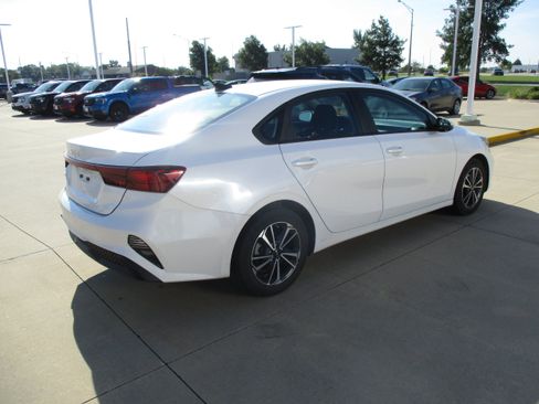 Used 2024 Kia Forte LXS w/ LXS Technology Package FWD image 5