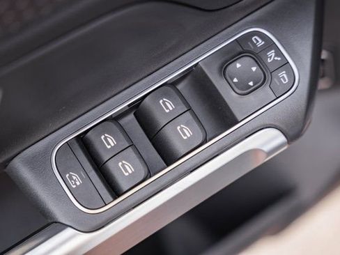 New 2025 Mercedes-Benz GLB 250 4MATIC image 40