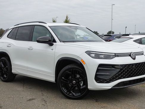 New 2026 Volkswagen Tiguan SE R-Line image 3