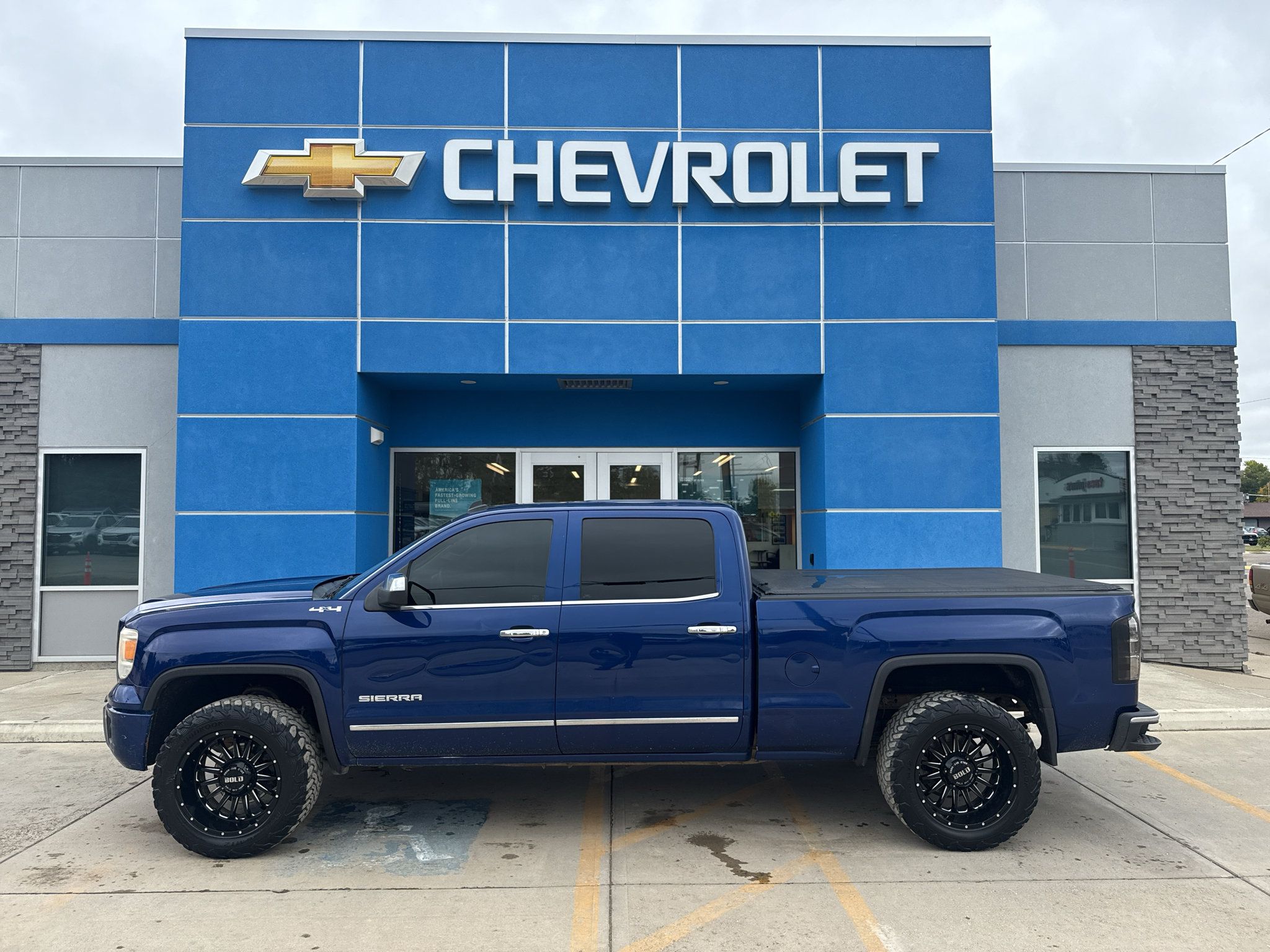 Used 2014 GMC Sierra 1500 SLT w/ SLT Crew Cab Value Package AWD/4WD image 1