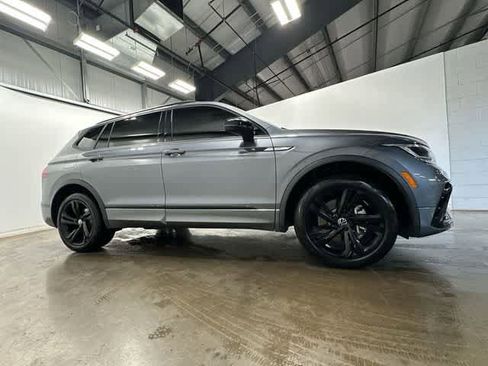 Certified 2024 Volkswagen Tiguan SE R-Line image 3