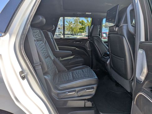 Used 2022 Cadillac Escalade Premium Luxury Platinum AWD/4WD image 28