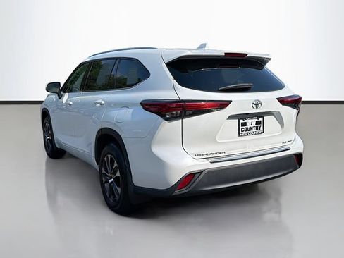 Used 2022 Toyota Highlander XLE AWD/4WD image 5
