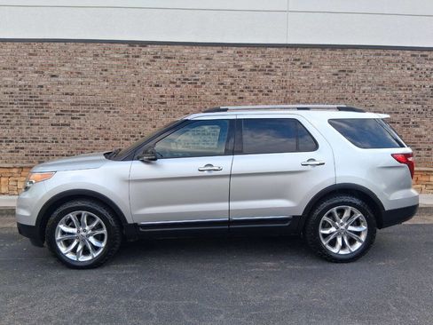Used 2013 Ford Explorer XLT FWD image 2
