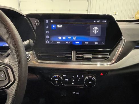 Used 2025 Chevrolet Trax LT image 28