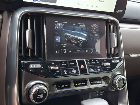 Used 2024 Lexus LX 600 4WD w/ Luxury Package image 14