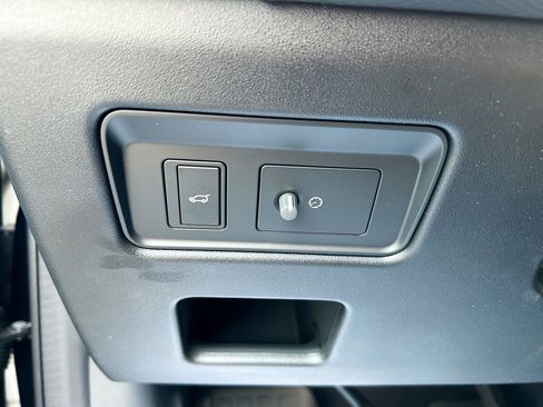 New 2025 Land Rover Discovery Dynamic SE image 30