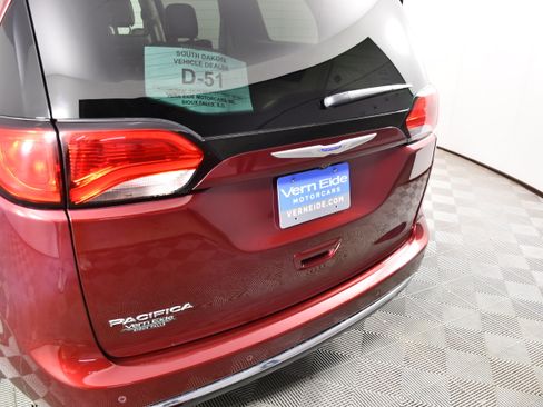 Used 2019 Chrysler Pacifica Touring-L FWD image 15