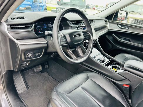 Used 2023 Jeep Grand Cherokee L Limited w/ Black Appearance Package image 17