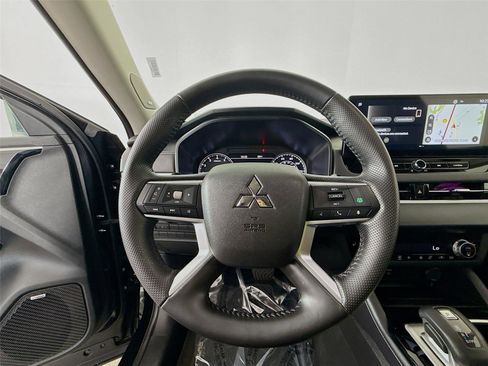 Used 2025 Mitsubishi Outlander SE image 10