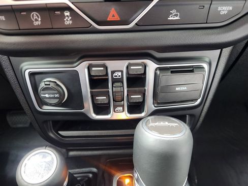 Used 2025 Jeep Gladiator Sport image 19