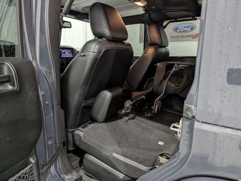 Used 2018 Jeep Wrangler Unlimited Sahara AWD/4WD image 12